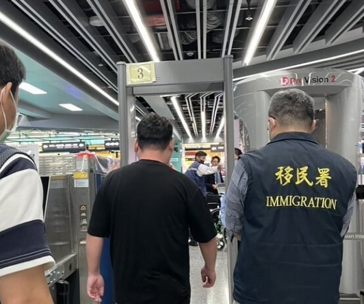 台湾、日本人が中国国旗掲げて「台湾は中国」と叫ぶと逮捕されて一生入国できなくなる独裁国と判明w