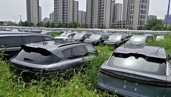 経済不振の中国にて新車EVが大量放置…値下げ競争が激化もEV市場は破綻状態　経営難や倒産メーカーも