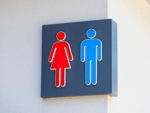 トイレの記号「青は男、赤は女という決めつけは良くない」「スカートは女、ズボンは男のシルエットも決めつけ」の声に「左右固定」案