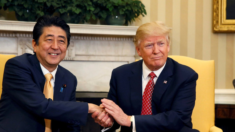 トランプ米大統領 「俺とシンゾーなら太平洋戦争は起こらなかった」「シンゾー、教えてくれ。俺はどっちに行けばいいんだ」