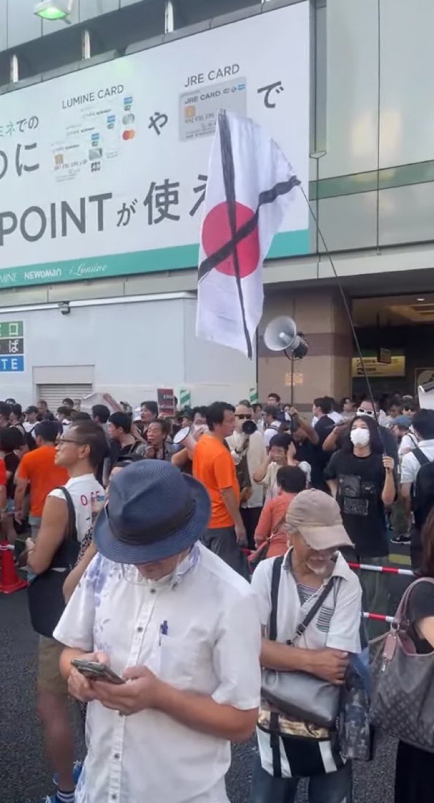 バツ印日の丸で参政党の演説に抗議に対し梅村氏「これは反日勢力による日本への侮辱」