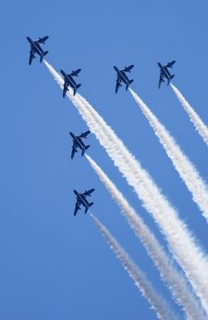 ブルーインパルス、富山上空飛行　能登半島地震の被災者に元気を