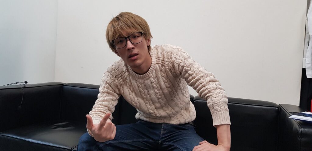 人気プロ格闘ゲーマー、パチンコ店からの生配信中に突然の体調不良で気絶