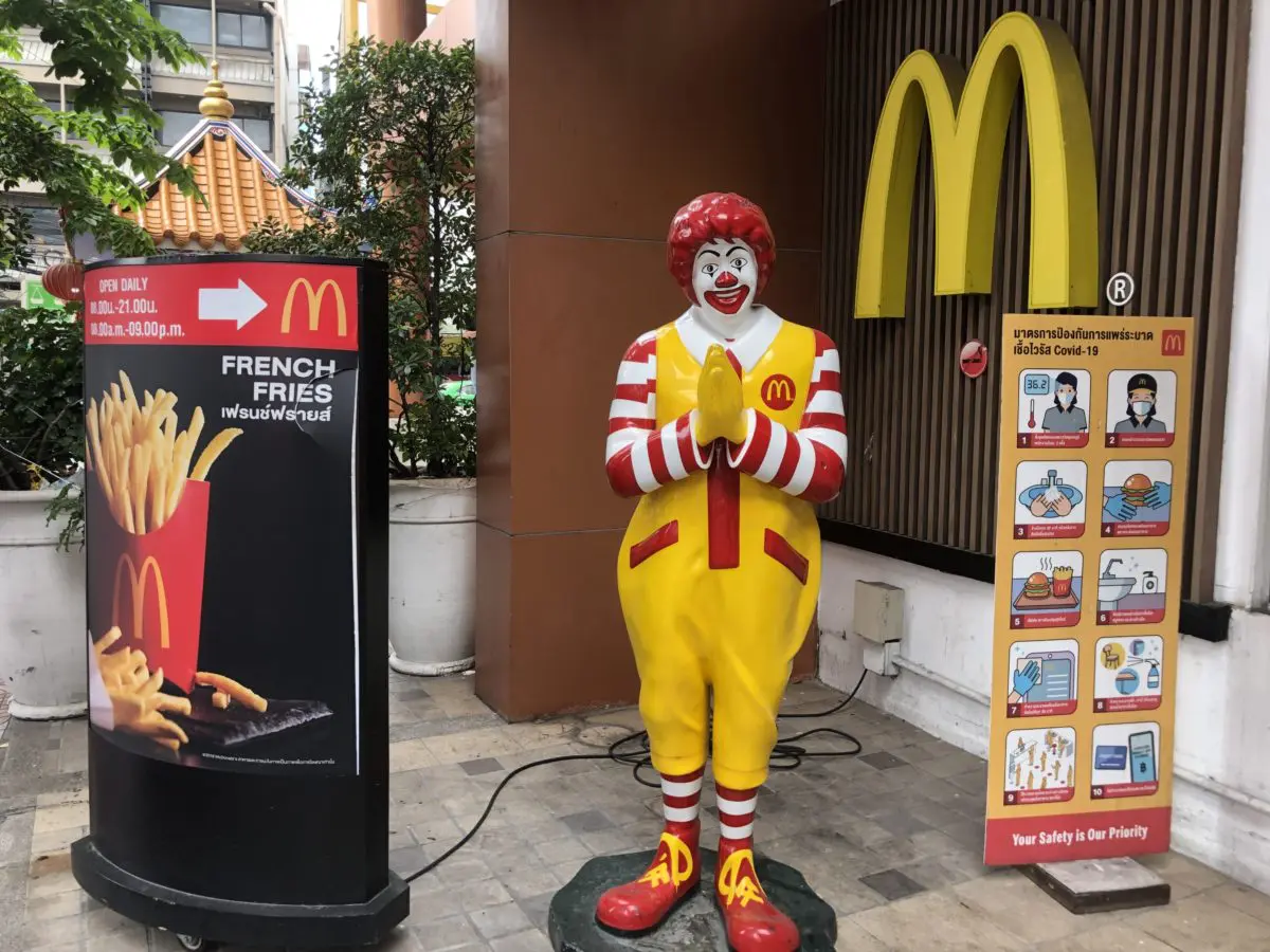 すでに日本マクドナルドは社会悪？全国で車カスによるマクド渋滞が発生中。道路を駐車場にして営業