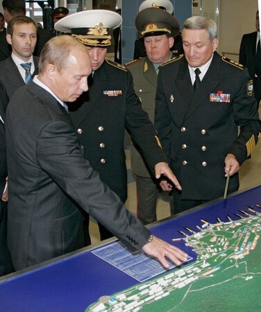 ロシア原潜基地、津波で損傷　桟橋折れ曲がる衛星画像　カムチャツカ半島の閉鎖都市　被害の有無や規模は公表されない可能性が高い