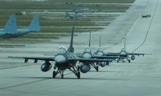 一触即発の太平洋…日本自衛隊、中国空母を想定して戦闘機爆撃訓練