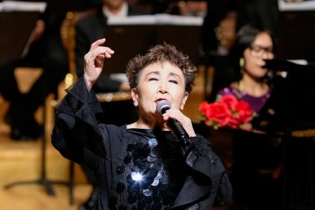 中国ハルビンで「百万本のバラ」　加藤登紀子さん、故郷に歌声