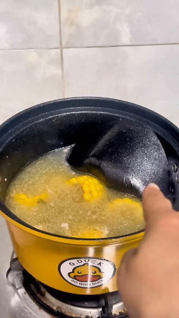 中国製の炊飯鍋の内釜に施されたテフロン塗膜は、蒸し煮の過程で膨れ上がることがあります