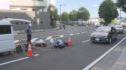 仙台市中心部の市道が陥没　けが人なし 車線規制して復旧作業