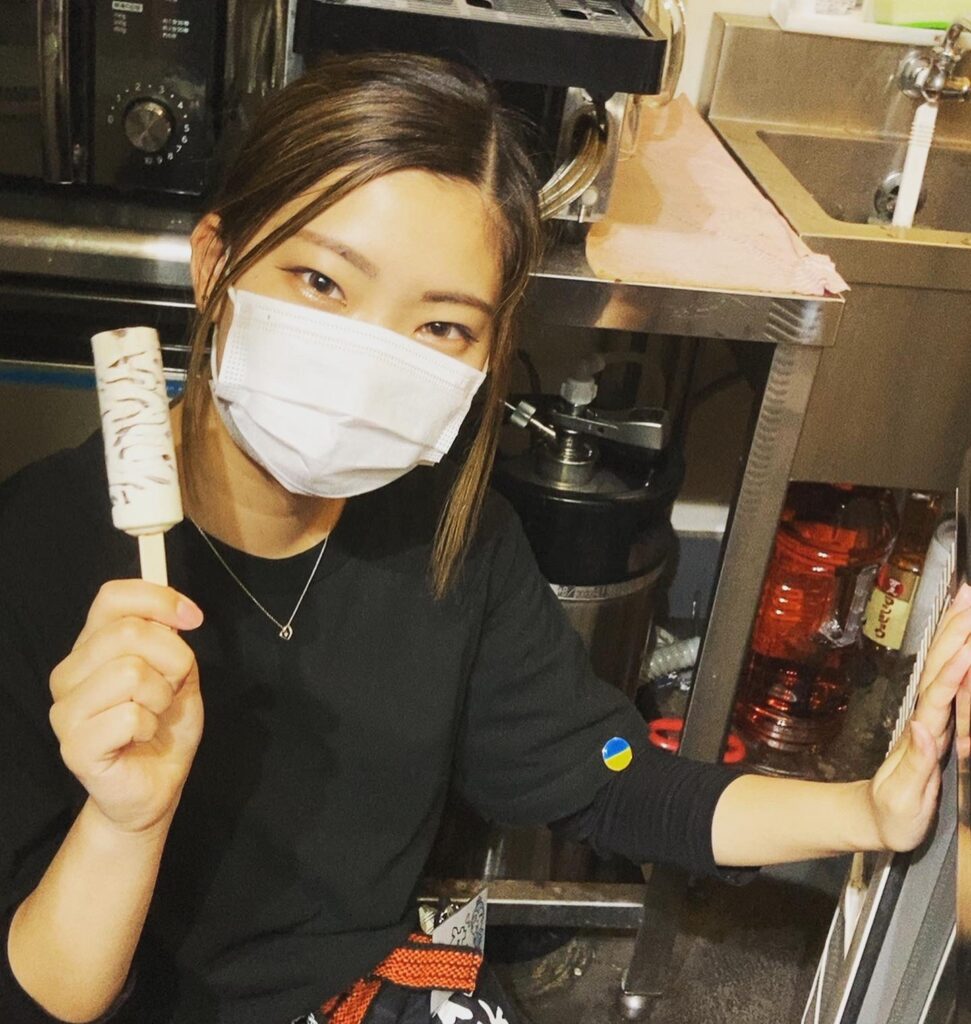 【悲報】休憩中にアイス食べてた新入社員を注意した上司が逆に会社から怒られる
