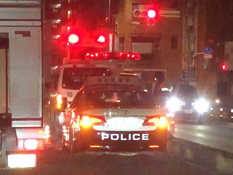何見てんだよ…27歳の男性会社員、深夜に襲われる　高校生17歳ら4人逮捕、強盗致傷の疑い　後ろから蹴って暴行、財布を強奪　4人の中に会社員も…財布のクレカを何度も使用か