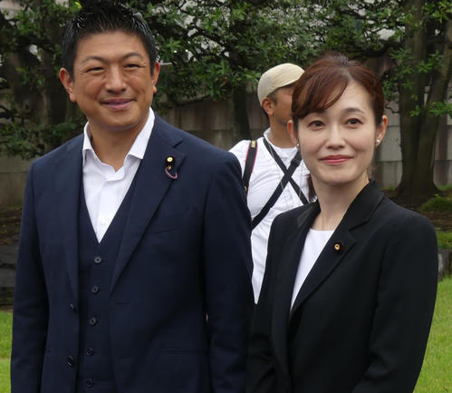 参政党さや氏へ記者の複数質問を関係者制止「被爆者の方が」「ご協力ください」公式配信に映り込む