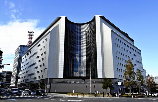 大阪・曽根崎新地で路線バスと乗用車が事故…複数の乗客がけが