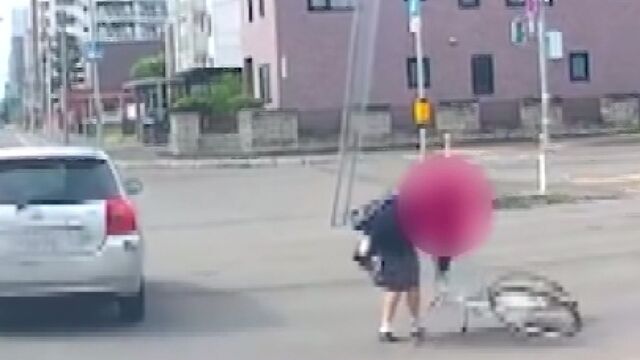【動画】信号無視をした女子高生が車にはねられる。運転手の男性はすぐに現場から逃走💨