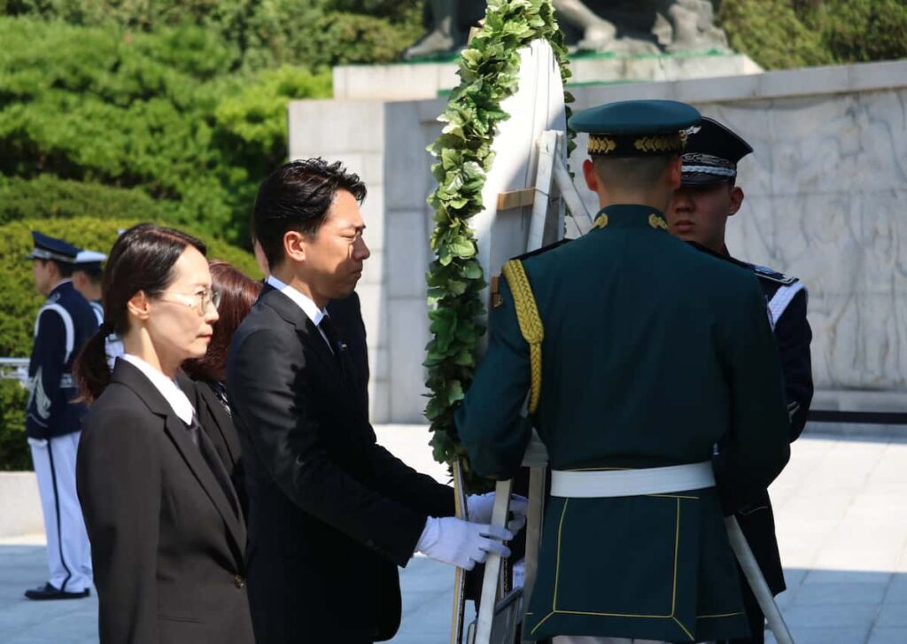 小泉進次郎農水相、ソウル市内の国立墓地で献花　水産物の全面禁輸解除働きかけへ