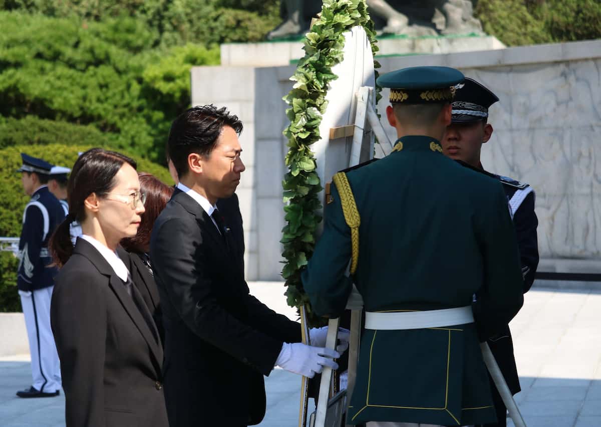小泉進次郎農水相、ソウル市内の国立墓地で献花　水産物の全面禁輸解除働きかけへ