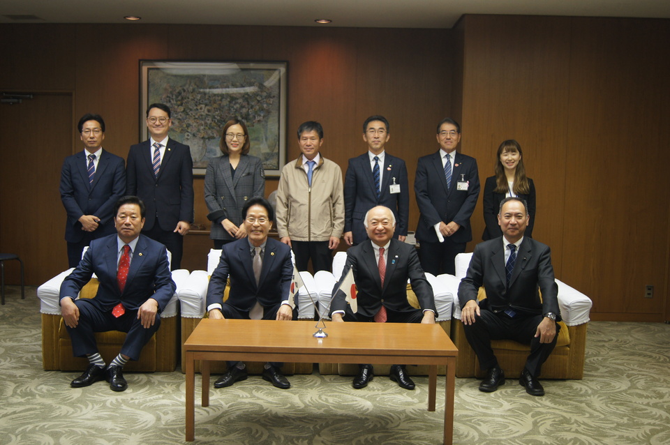 山口県議会の日韓友好促進連盟、韓国慶尚南道に水害復旧のための義援金30万円を寄付