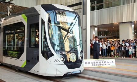 広島の路面電車、新線開業　高架で駅乗り入れ、全国初