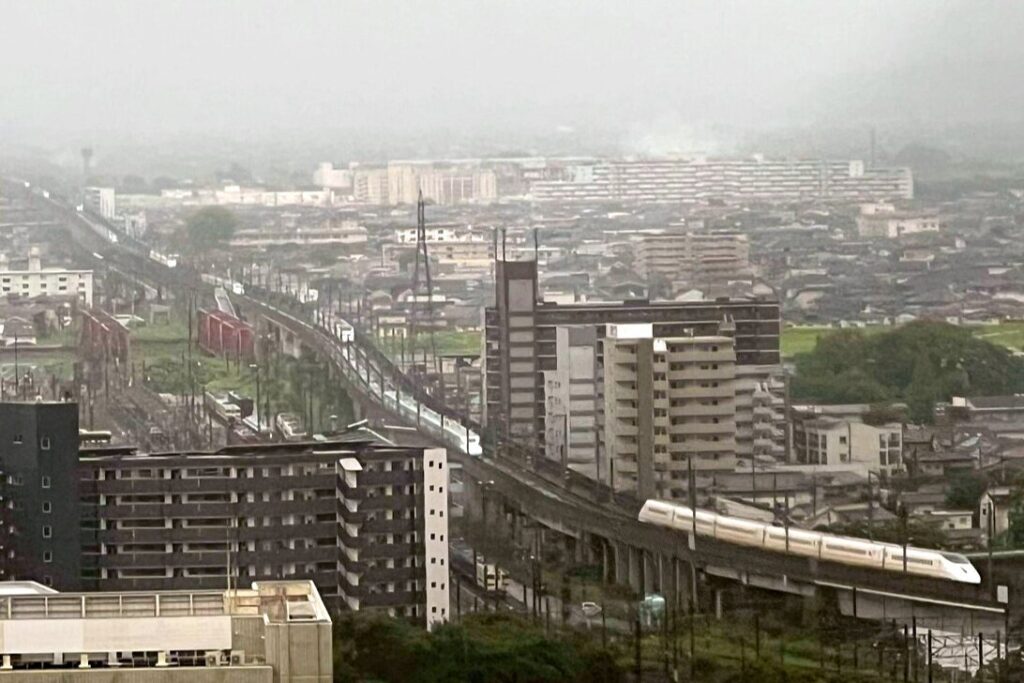 新幹線が高架上で「すげぇ行列」　九州豪雨で避難、教訓は6年前に
