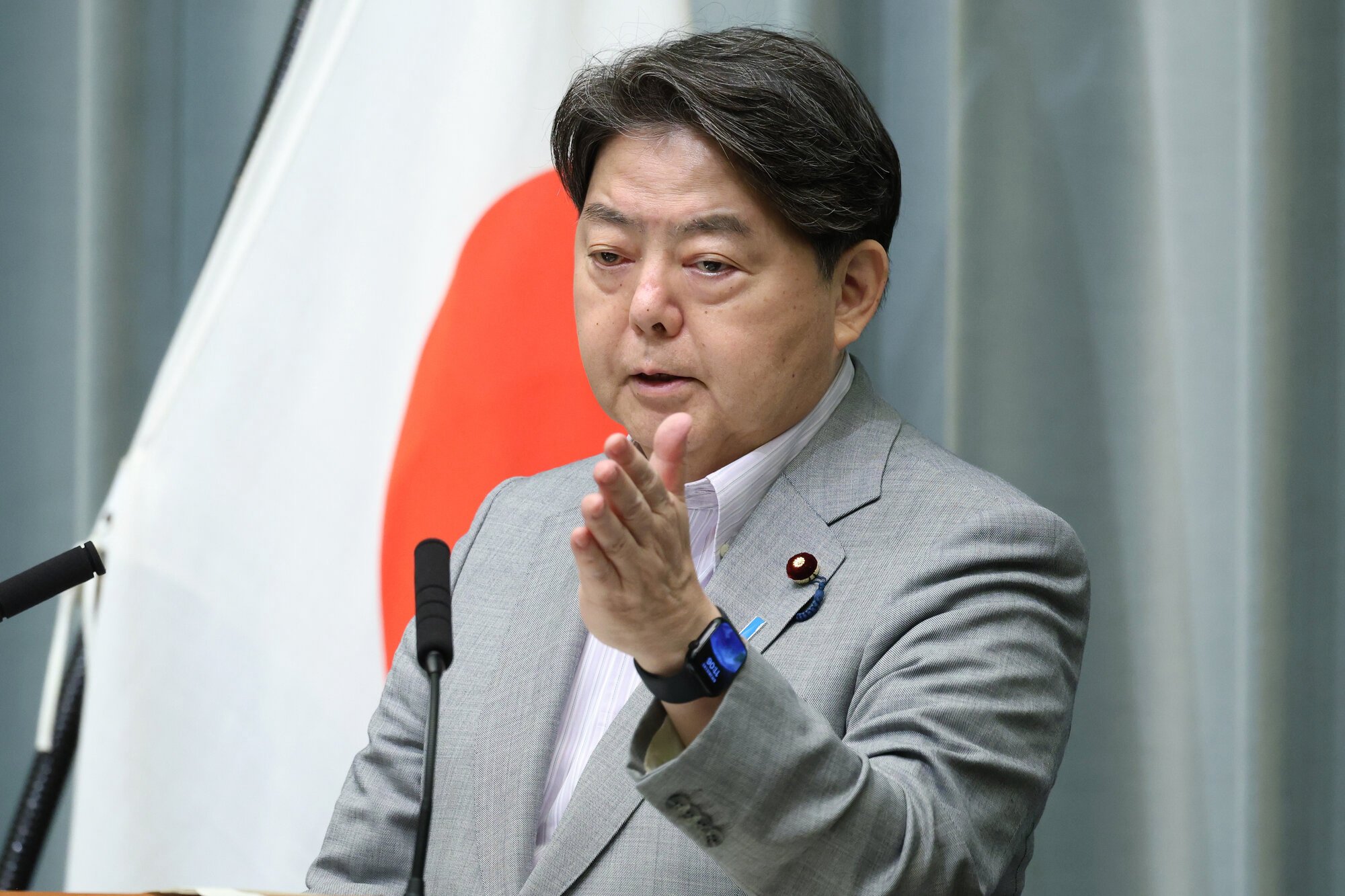 日印の人材交流、林官房長官が「移民政策」否定　「要件緩和せず」