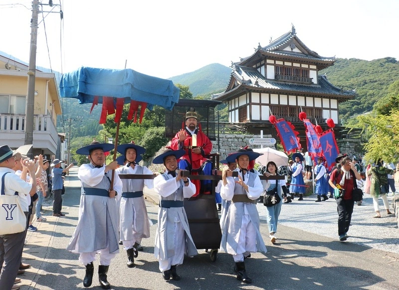 日韓友好末永く…長崎・対馬で「朝鮮通信使」の行列再現「両国の和親を確固たるものに」