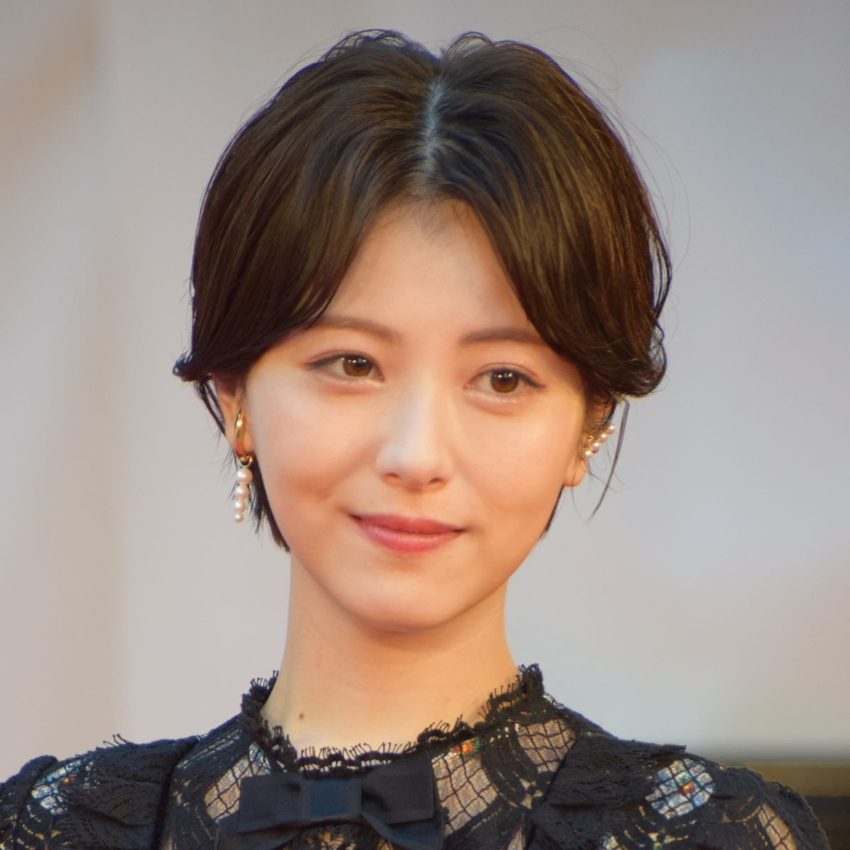 浜辺美波「インスタ動画に映ってはいけない部位がチラ見え」も“スタッフのプロ対応”に称賛の声