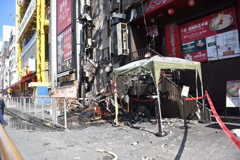 消防隊員2人が死亡した大阪ミナミのビル火災　屋外の室外機付近が激しく焼損　府警が出火原因を捜査