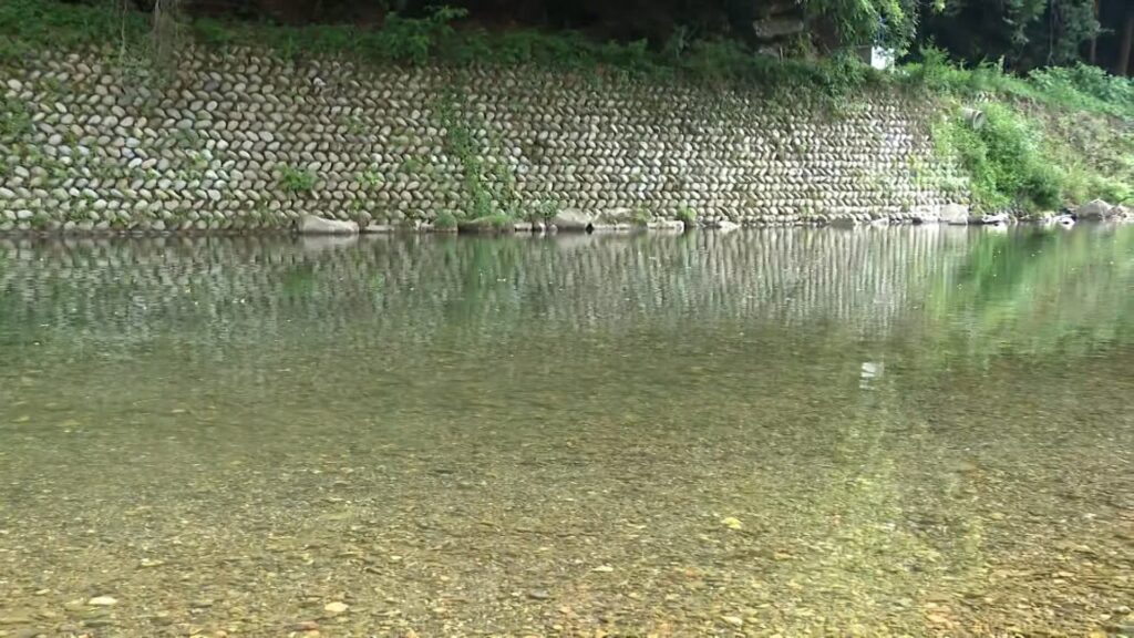 知人女性と川遊びに来ていた男性（57）がおぼれ死亡