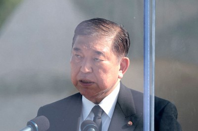 石破首相、平和記念式典で居眠り?　目つむっているだけ?　動画拡散