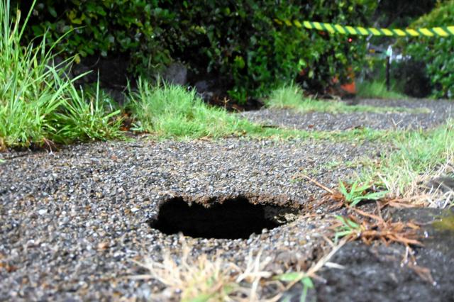 【兵庫】神戸市の公園遊歩道で45才男性陥没　現場に深さ150センチの穴  軽症
