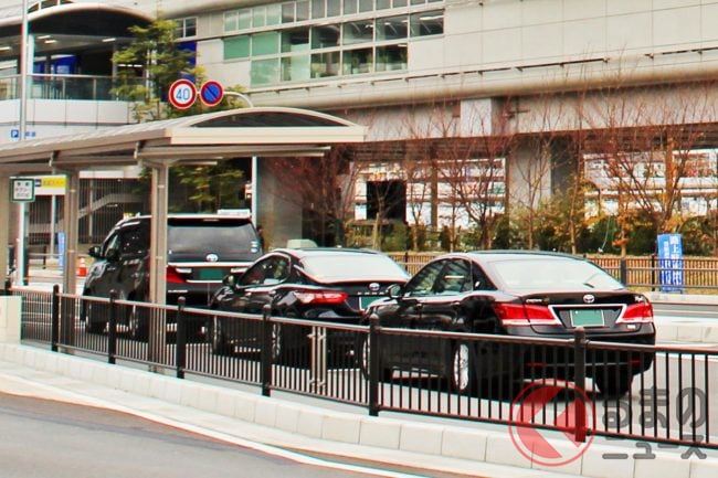 空港で「“違法”白タク」した中国人を逮捕！ 「在留資格取り消せ！」「しっかり取り締まって」の声も
