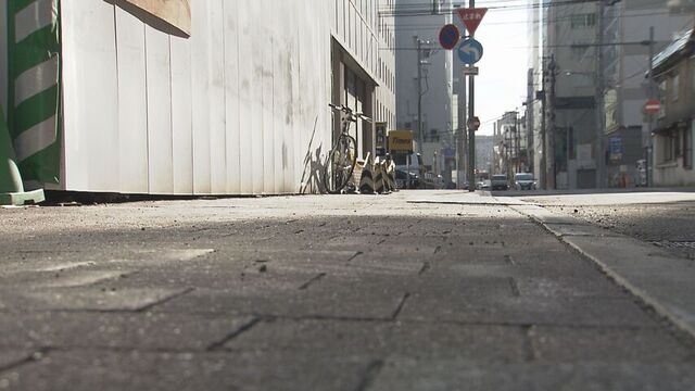 背後から“ひったくり” マウンテンバイク様の自転車に引きずられ40代女性けが　男は逃走中