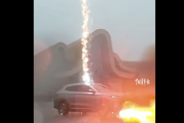 再）走る自動車に落雷が3連続で、他車からのドラレコ映像がショッキング