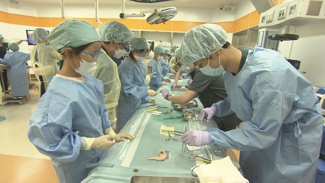 【学習】電気メスで模擬手術を体験　夏休みの子どもたちが医療の仕事見学