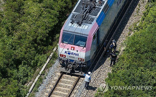 韓国、きょうのニュース…雨後の点検中に作業員7人が列車にはれられ2人死亡