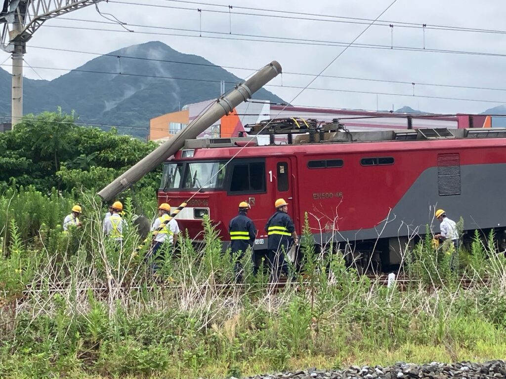 ＪＲの貨物の機関車が門司駅近くで脱線