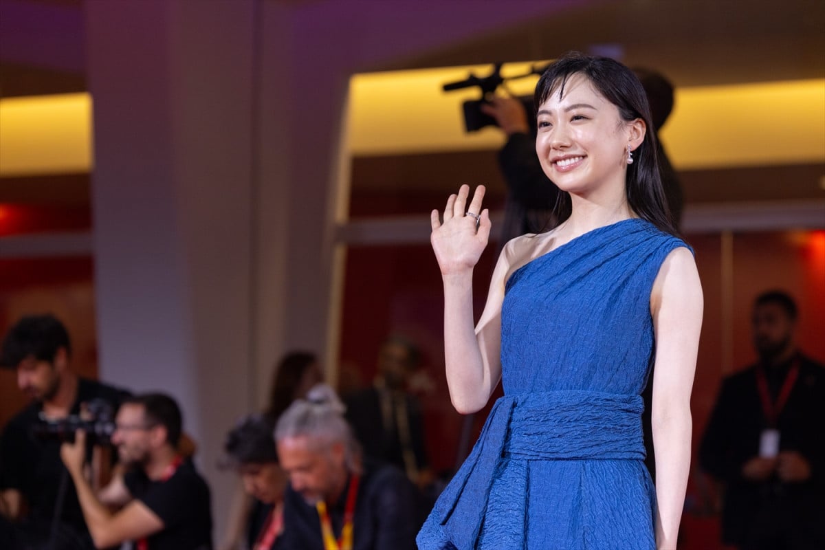【映画】芦田愛菜、ブルーのワンショルダードレスで魅了　ベネチア国際映画祭レッドカーペットに