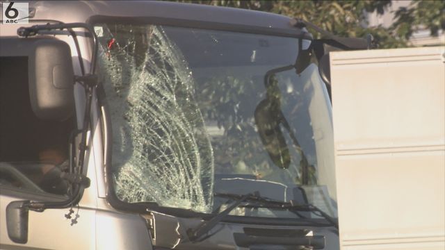 【兵庫】深夜、中国自動車道道路上で男性がトラックにはねられ死亡　直前に横転事故起こす　西宮