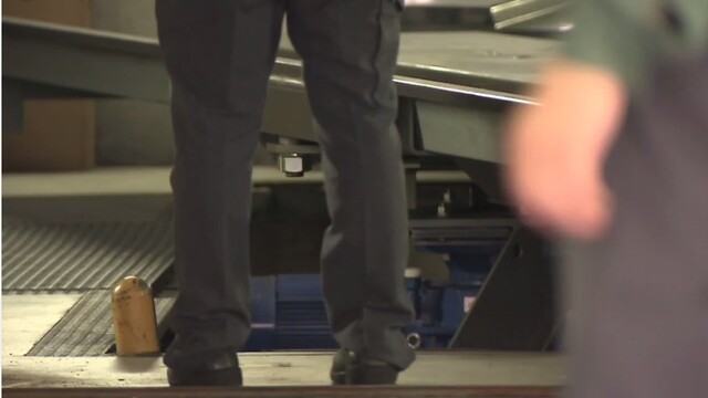 【大阪】ベビーカー落下「ボタン押した」　駐車場60代アルバイト