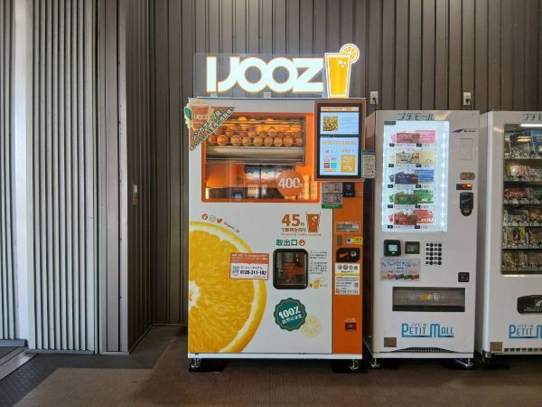 400円生搾りオレンジジュース自販機IJOOZが拡大中　名古屋市のファニチャードーム本店でも稼働スタート
