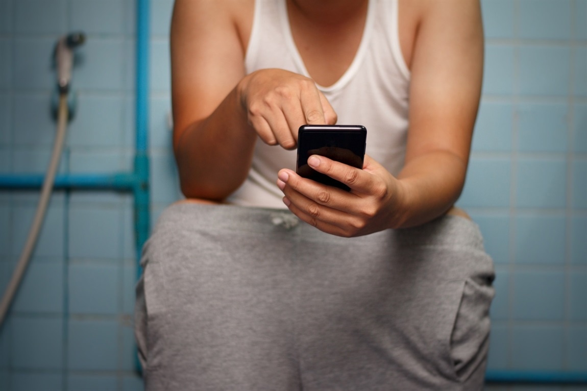 【米国の研究】トイレでスマートフォンを使用すると痔のリスクが高まる