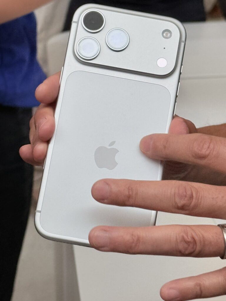 【悲報】iPhone、びっくりするくらい更にダサくなる