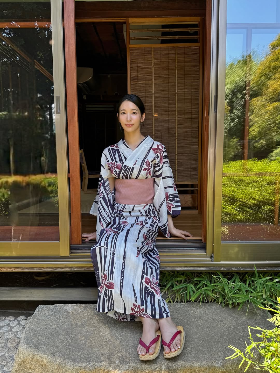 【女優】小貫莉奈、圧巻スタイルの水着姿でグラビアに登場　『仮面ライダーゼッツ』で南雲なすか役