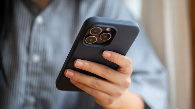 PCはわずか1％…ネット利用は“スマホ一強”に！シニアもスマホでネットが常識化