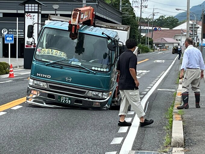 トラックの前輪が陥没した道路に…広島県廿日市市の国道2号で道路陥没