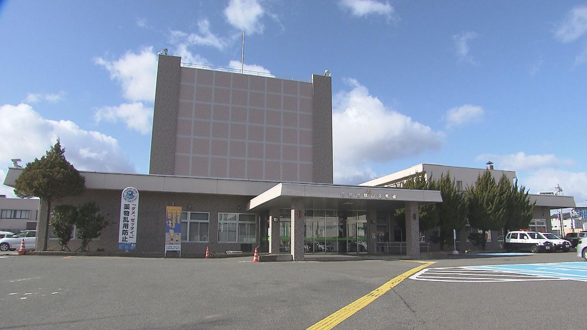 「手が当たっただけ」容疑を否認　小学校で職員に暴行　映画監督の男(72)を現行犯逮捕