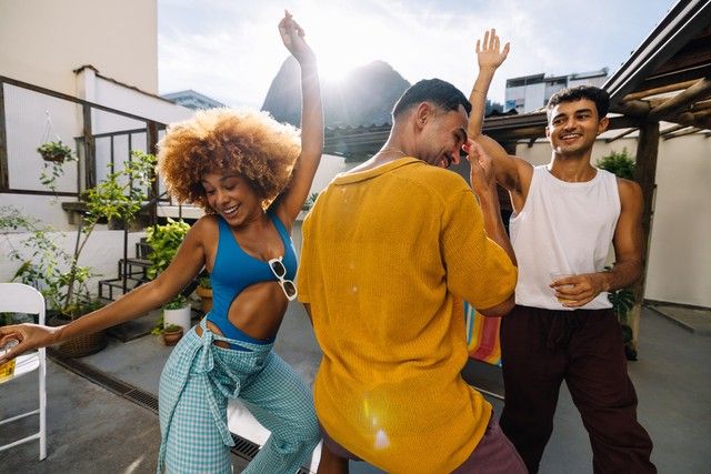 「日本人は夜、どんな音楽で踊るの？」ブラジルで高校生が聞かれた衝撃の質問　返答に友人大混乱　SNSでは「朝はラジオ体操だよ」