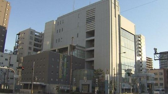 「目突くで」排泄物いれたインスタント食品むりやり食べさせる　裸にアルミホイル巻いて感電させた疑いも…　男3人を逮捕　大阪・浪速区