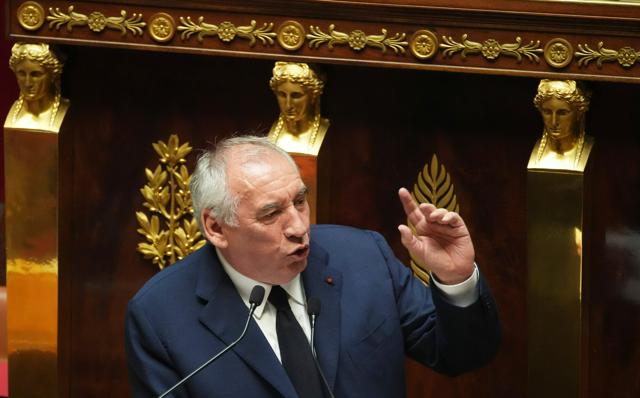 【フランス】内閣総辞職へ　信任投票否決　2年間で4人目の首相交代に