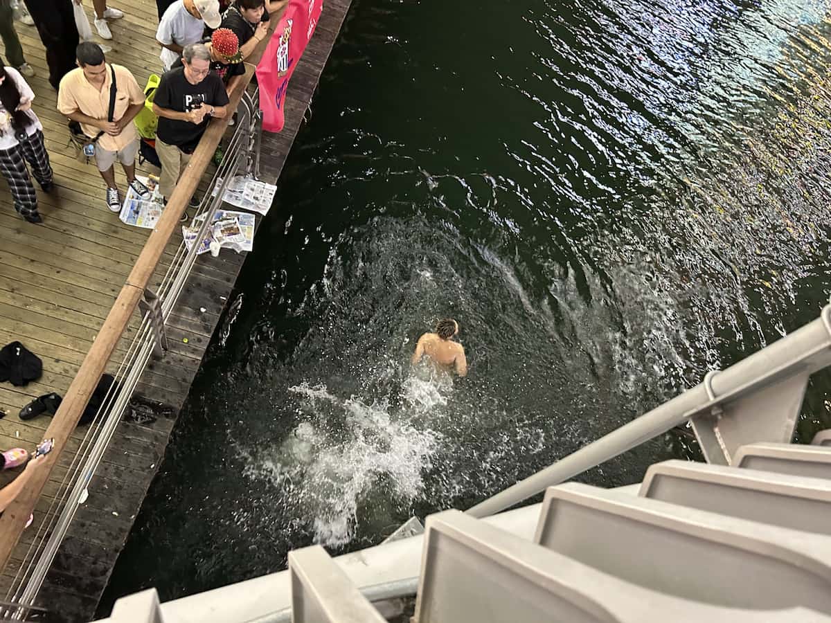 【大阪】 阪神優勝、直後に2人が道頓堀川へダイブ　警察官に引き上げられ「大変危険」と警告